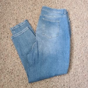 NWT boohoo Medium Wash Distressed Straight Leg Mom Jeans Size 14